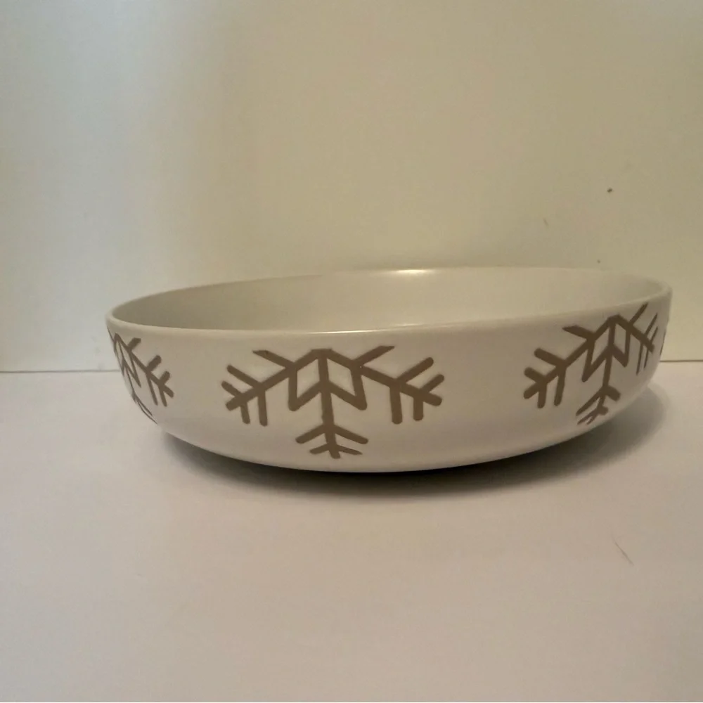 CRATE & BARREL WREN LOW BOWL WHITE MATTE NATURAL STONEWEAR SNOWFLAKE DESIGN HOME